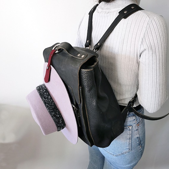 Clip pour porter chapeau sur sac à dos