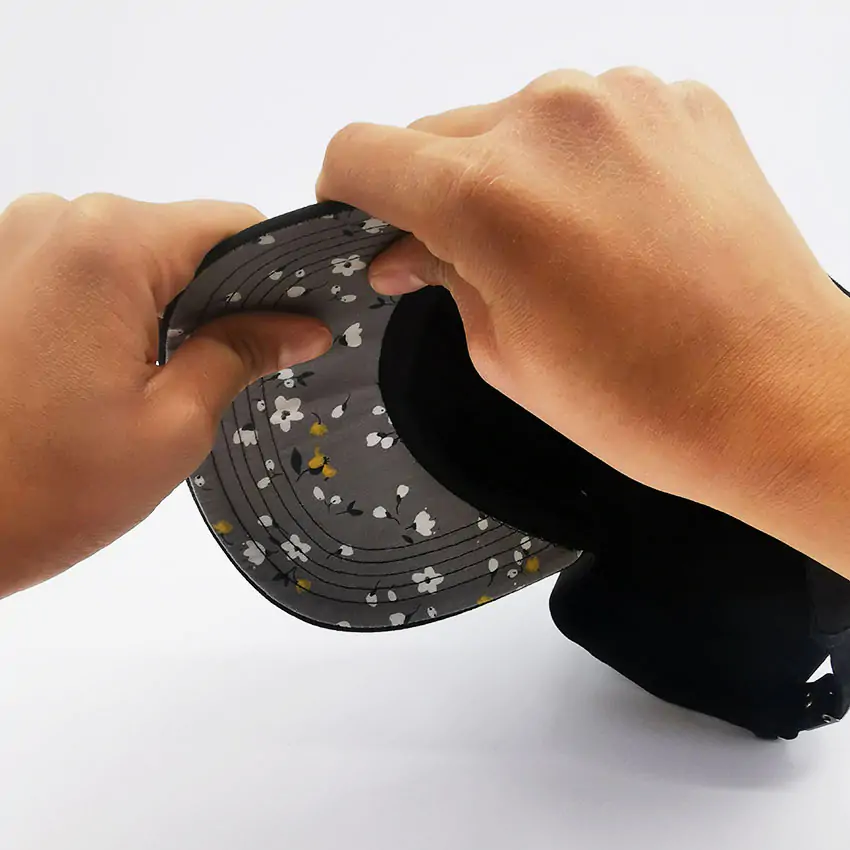 Courber La Visière A La Main