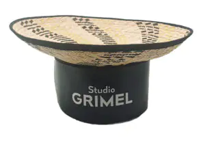 Poser Chapeau Grace Support Sur Table